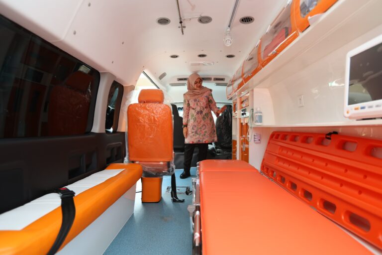 Tingkatkan Layanan Kesehatan, Bupati Ipuk Kembali Serahkan 7 Ambulans ke Puskesmas