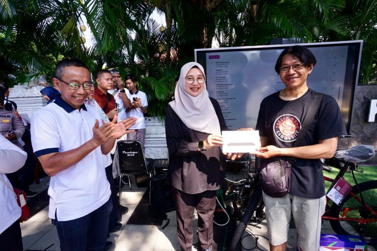 Rajin Upload Struk Belanja ke Smart Kampung Banyuwangi, Gadis Asal Bajulmati Dapat Hadiah Motor