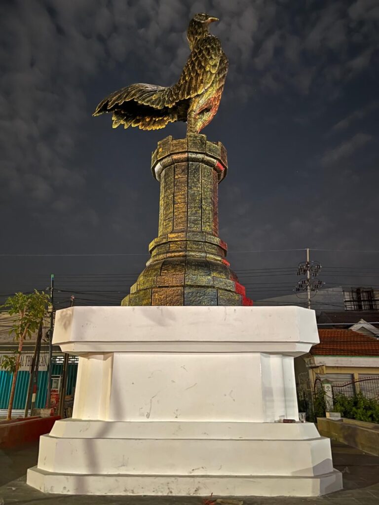 Warga Lidah Wetan Sambut Antusias Monumen “Ayam Jago” Ikon Baru di Kota Surabaya