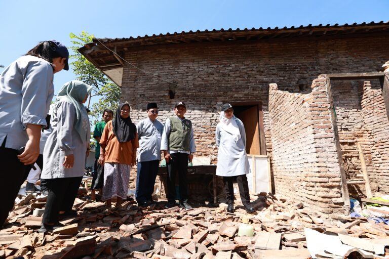 Datangi Korban Gempa, Bupati Ipuk Siapkan Bantuan Perbaikan Rumah Warga Terdampak