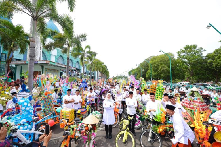 Muludan Bumi Blambangan Bagikan Ribuan Telur hingga Hadirkan Ustadz Wijayanto