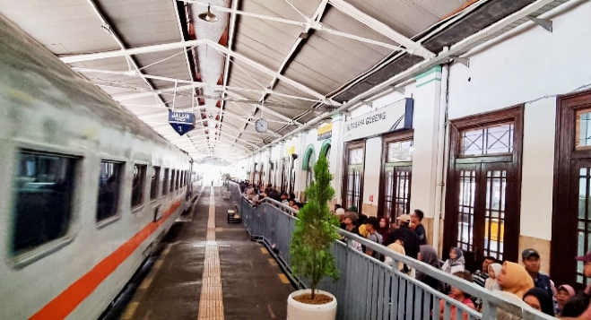 Meningkat 7 Persen, Pengguna Commuter Line di Wilayah Surabaya Tembus 151 Ribu Orang di Libur Maulid Nabi