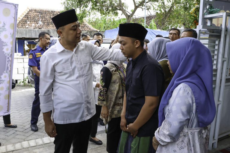 Wali Kota Eri Takziah ke Rumah Petugas Damkar yang Meninggal saat Tugas