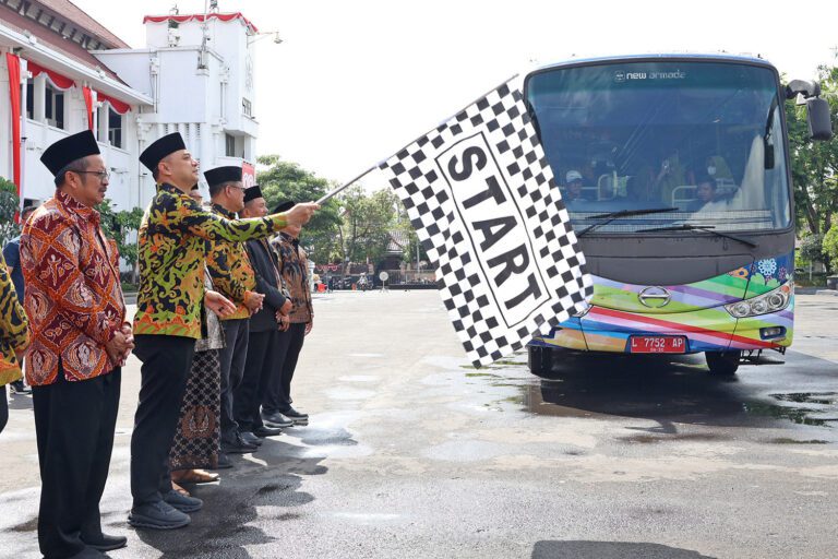 Wali Kota Eri Berangkatkan 56 Kafilah MTQ Surabaya, Bidik Juara Umum di Jember
