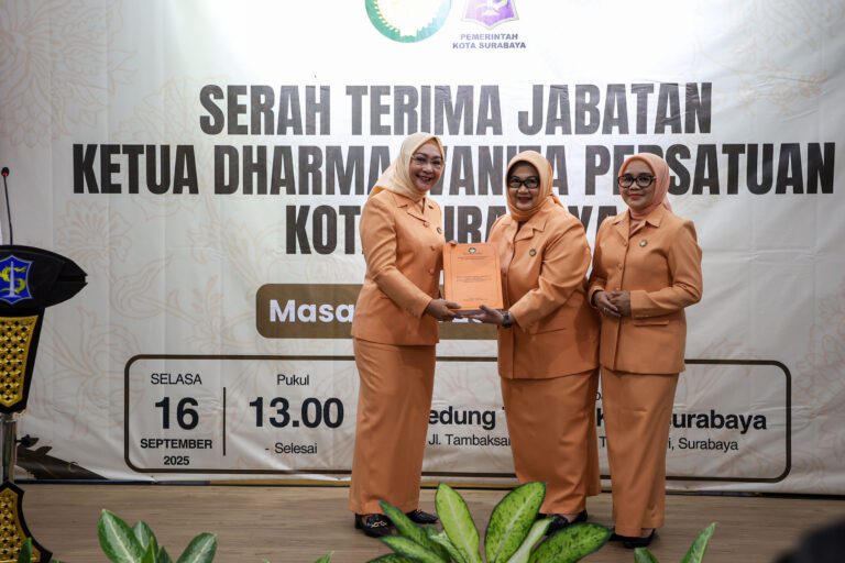 Serah Terima Jabatan DWP Kota Surabaya, Wali Kota Eri Dorong Kolaborasi antar Organisasi Wanita Tangani Masalah Sosial