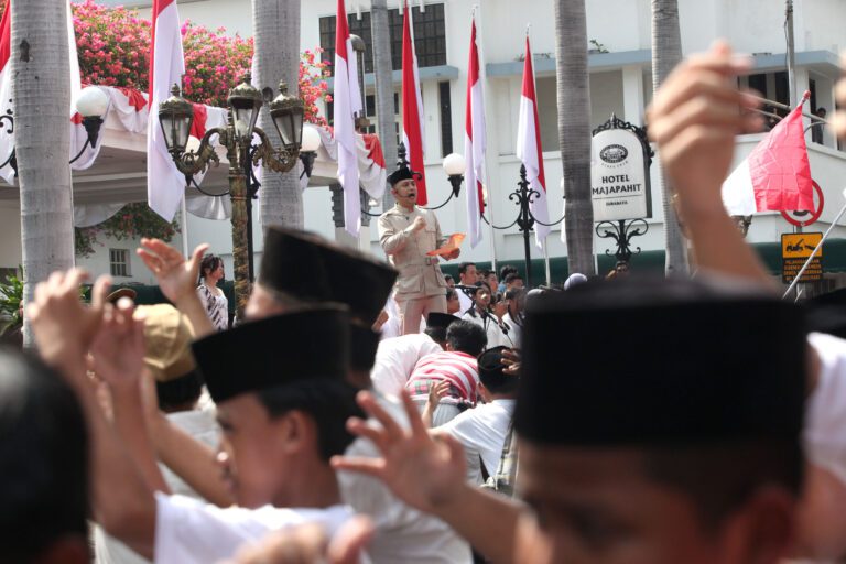 Wali Kota Eri Cahyadi Perankan Tokoh Residen Soedirman di Teatrikal Kolosal Perobekan Bendera “Surabaya Merah Putih”