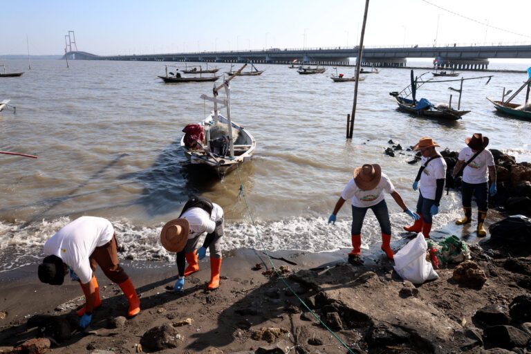 Pemkot Surabaya Ajak Ribuan Warga Bersihkan Pantai Tambak Wedi di Hari World Cleanup Day