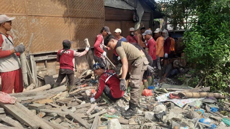 Bersihkan Sungai Kalianak, Pemkot Surabaya Angkut Sampah Hingga 10 Truk