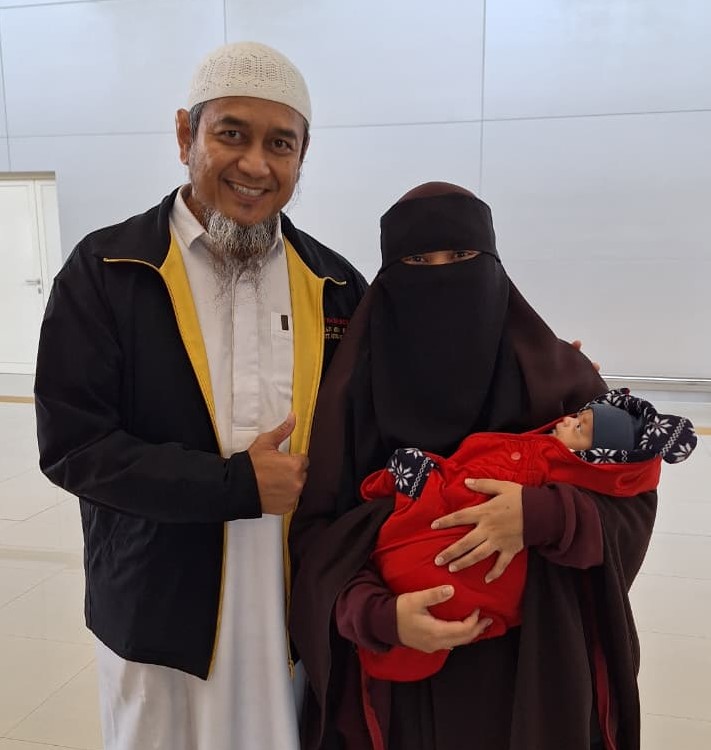 Melahirkan di Makkah Saat Musim Haji, Jemaah Haji Embarkasi Surabaya Tiba di Tanah Air