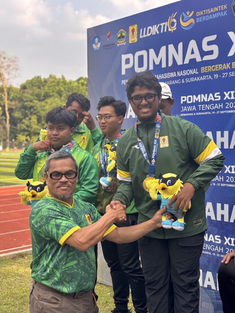 Kisah Yattaqi, Mahasiswa UNAIR yang Sukses Sabet Medali Emas Panahan POMNASXIX