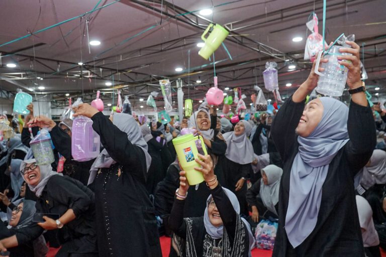 Ribuan Ibu PKK Surabaya Rebutan Peralatan Rumah Tangga Saat Ikuti Tradisi  “Brayakan” Maulid Nabi