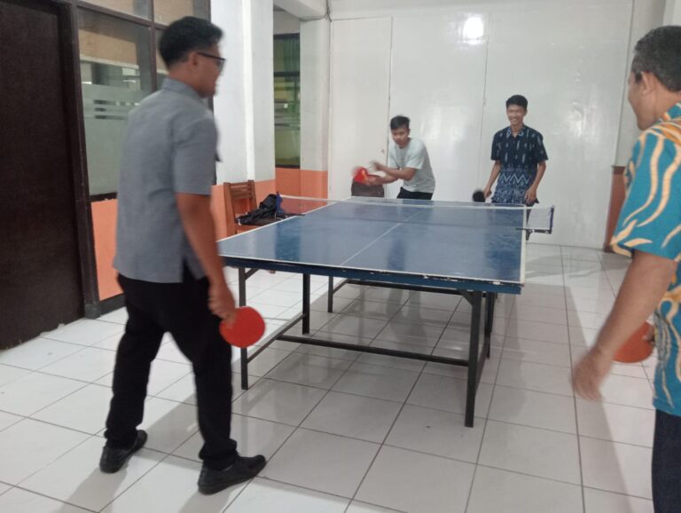 Momen Seru Olahraga Tenis Meja dalam Memupuk Kebersamaan di Pemprov Jatim-UPT PSBR Jombang