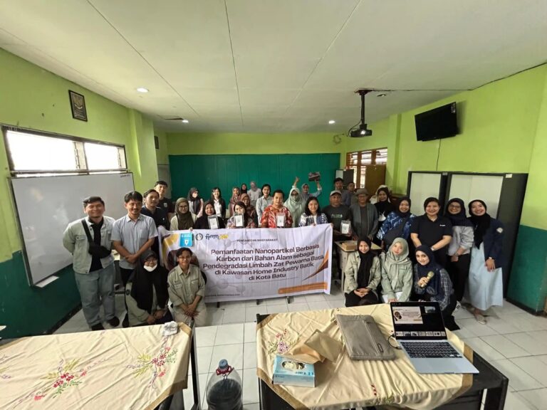 UNAIR dan Pengrajin Batik Batu Kolaborasi Atasi Limbah Pewarna Batik dengan Teknologi Nano-Karbon