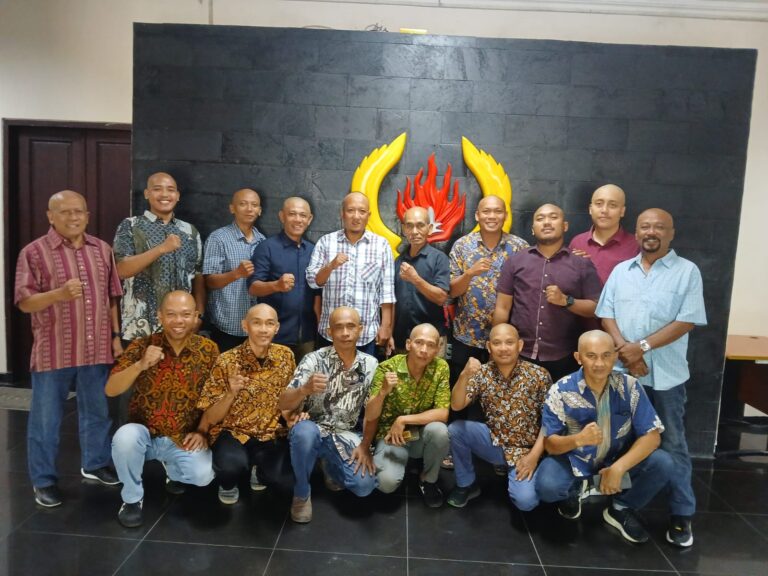 Karyawan KONI Jatim Gundul Bareng Wujud Rasa Syukur Pencabutan Permenpora 14/2024