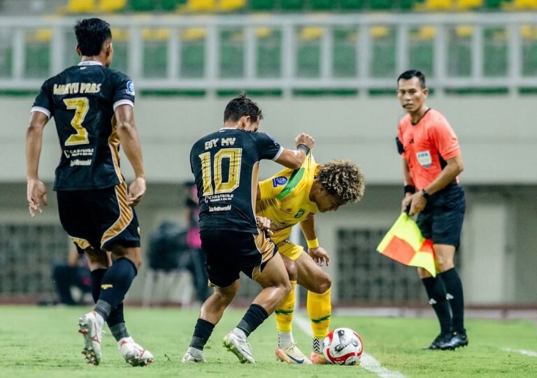 Dengan 10 Pemain, Persebaya Curi 1 Poin di Kandang Dewa United