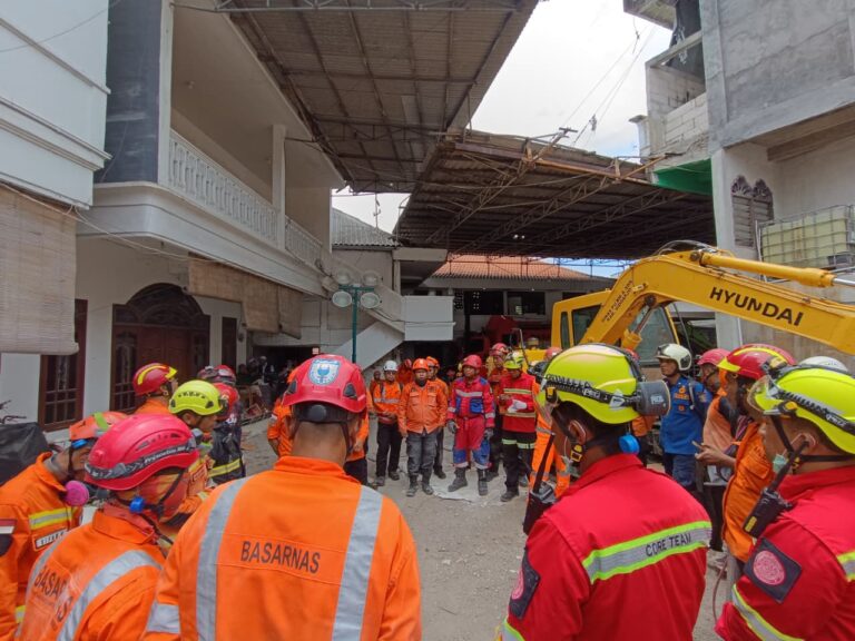 Bantu Evakuasi Korban Pondok Pesantren Al-Khoziny Sidoarjo, Pemkot Surabaya Terjunkan Mobil Heavy Duty Rescue dan Tim Penyelamatan
