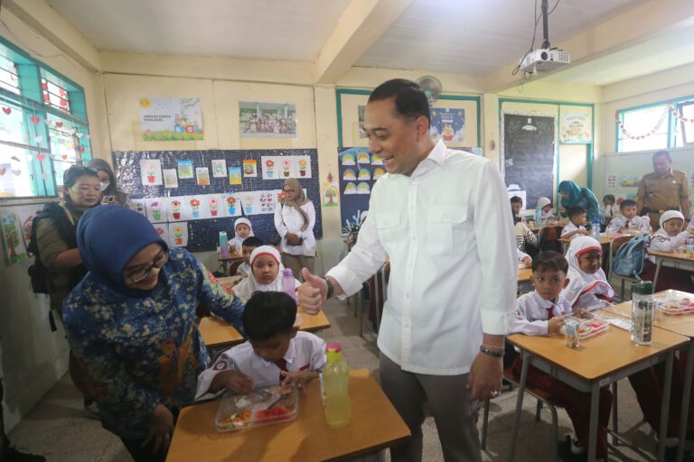 Dukung Program Presiden Prabowo, Wali Kota Eri Syaratkan SLHS Bagi Penyedia MBG di Kota Surabaya