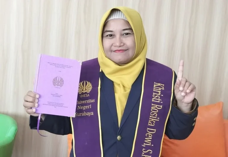 Komitmen, Disiplin, dan Manajemen Waktu Antarkan Khristi Rosika Dewi Jadi Lulusan Terbaik Magister Unesa