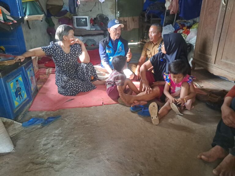 Lansia di Tuban Rawat Anak Disabilitas dan Dua Cucu, JSC Tim Respon Kasus Lakukan Penjangkauan