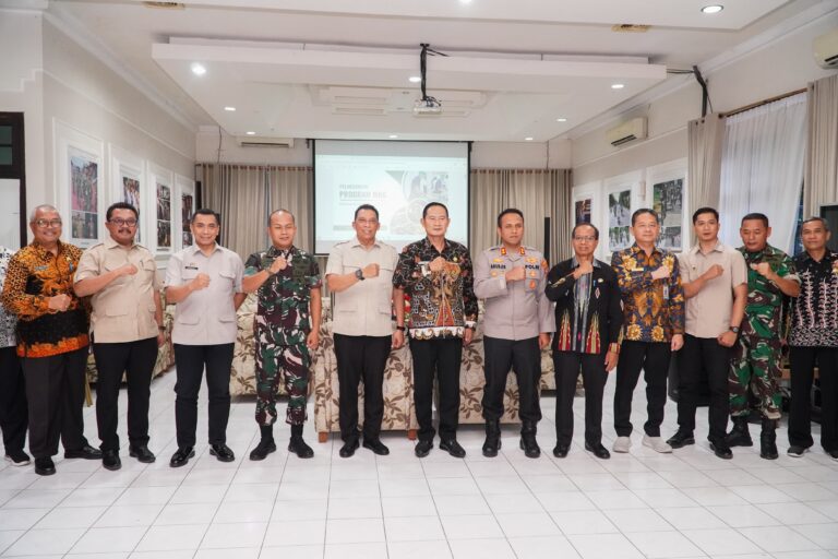 Deputi Bidang Pemantauan Dan Pengawasan BGN Evaluasi MBG di Lamongan