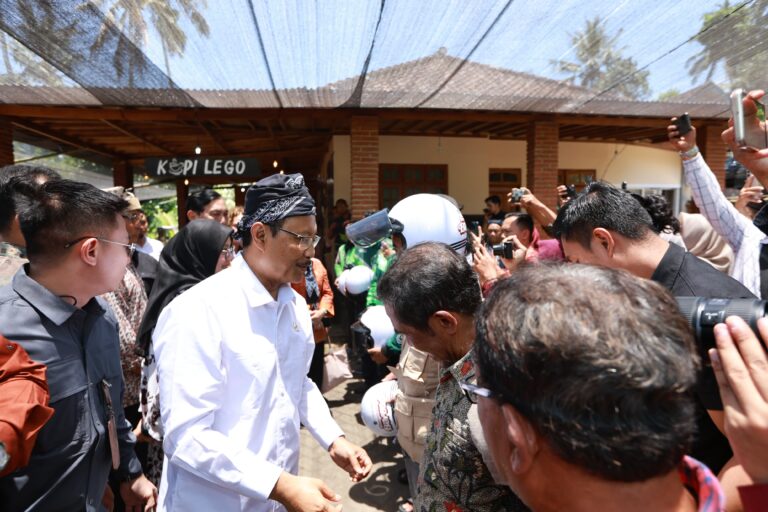 Serahkan Helm dan Jaket Ke Ojek, Mensos Apresiasi Program Banyuwangi Berbagi 