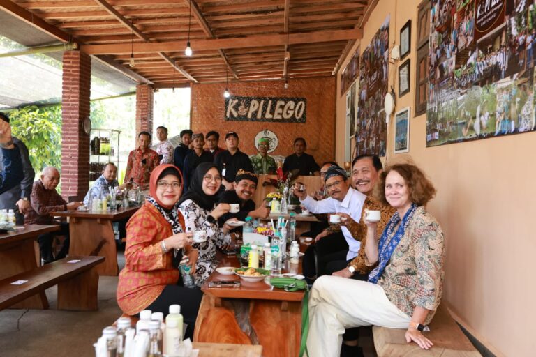 Saat Mensos Ngopi Bareng di Kampung Kopi Gombengsari Banyuwangi
