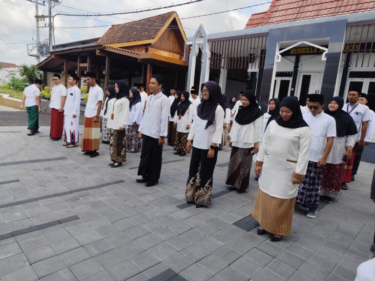 Peringati Hari Santri, ASN Banyuwangi Wajib Pakai Sarung dan Peci Selama Tiga Hari 