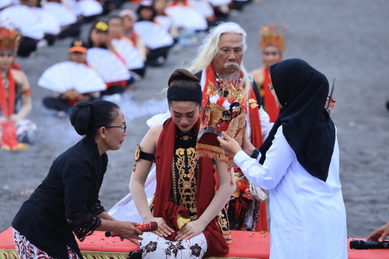 Dari Papua hingga Amerika, Penari Diaspora Merinding Ikuti Prosesi Meras Gandrung di Banyuwangi