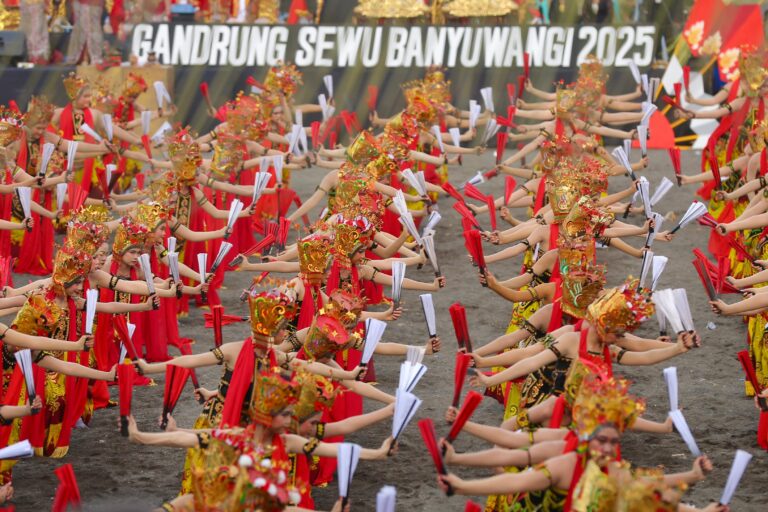 Telah 13 Tahun Digelar, Pagelaran Kolosal Gandrung Sewu Banyuwangi Kian Memukau