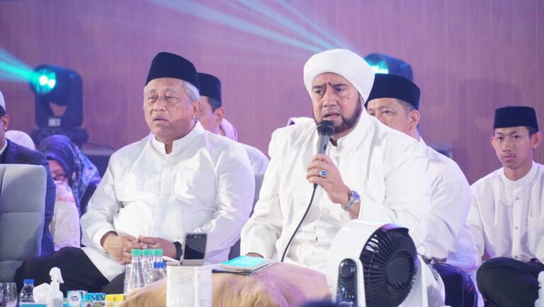 Tumbuhkan Rasa Syukur, Habib Syech Gemakan ITS Bersholawat