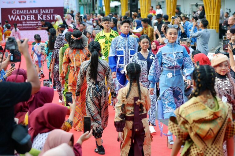 Fashion Lorong Bambu Jadi Pembuka Banyuwangi Batik Festival 2025