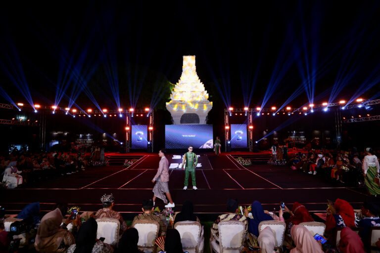 Pesona Motif Wader Kesit di Banyuwangi Batik Festival, Bupati Ipuk: Simbol Semangat Angkat Wastra Banyuwangi ke Panggung Nasional