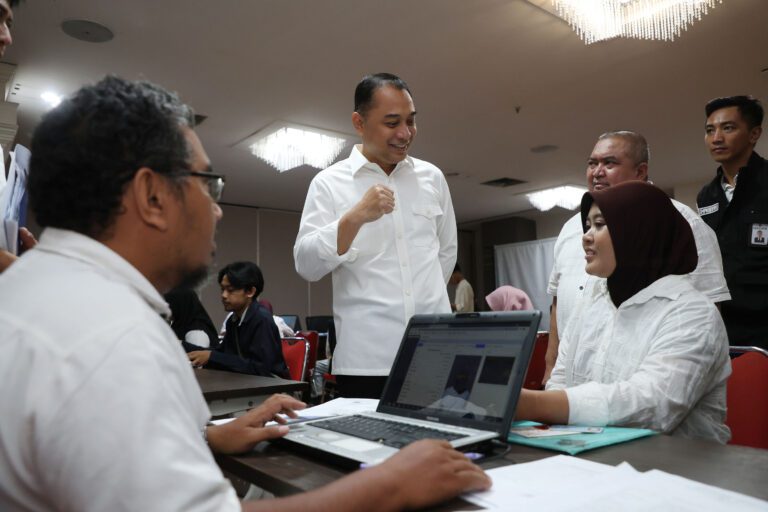 Tinjau Verifikasi Beasiswa Pemuda Tangguh, Wali Kota Eri Cahyadi: Hanya Keluarga Miskin yang Jadi Prioritas Utama