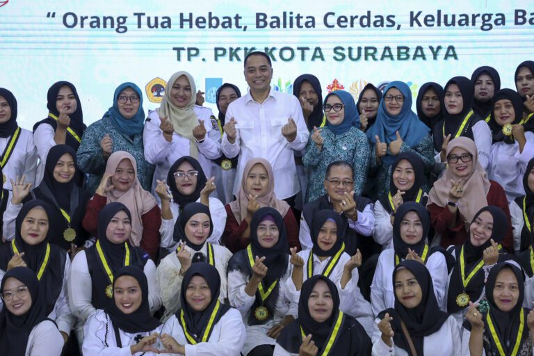 Pemkot Surabaya Luluskan 1.379 Orang Tua Hebat, Wali Kota Eri Minta Pendampingan Terukur