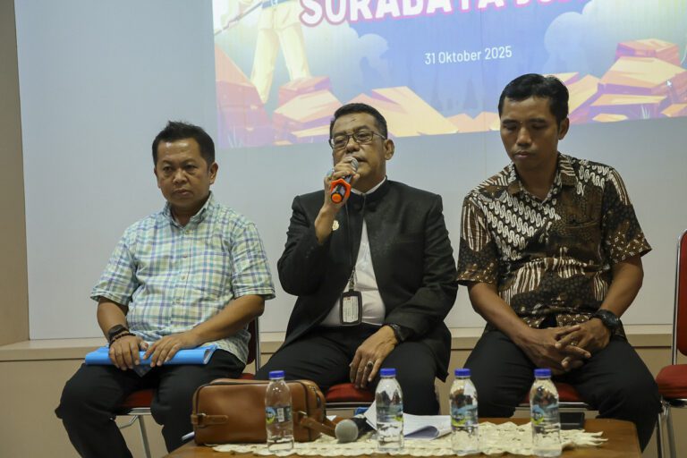 Ning Rini Indriyani Pimpin Laskar Putri, Parade Surabaya Juang 2025 Angkat ‘Mbok Dar Mortir’ dan Kisah Pahlawan Perempuan