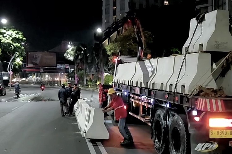 Pemkot Surabaya Pasang Barrier Beton di Jalan Basuki Rachmat, Cegah Kecelakaan dan Pelanggar Lalu Lintas