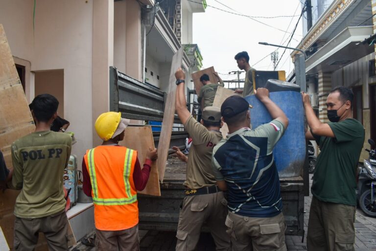Pemkot Surabaya Dampingi Warga Terdampak Normalisasi Sungai Kalianak Pindah ke Rusun Romokalisari