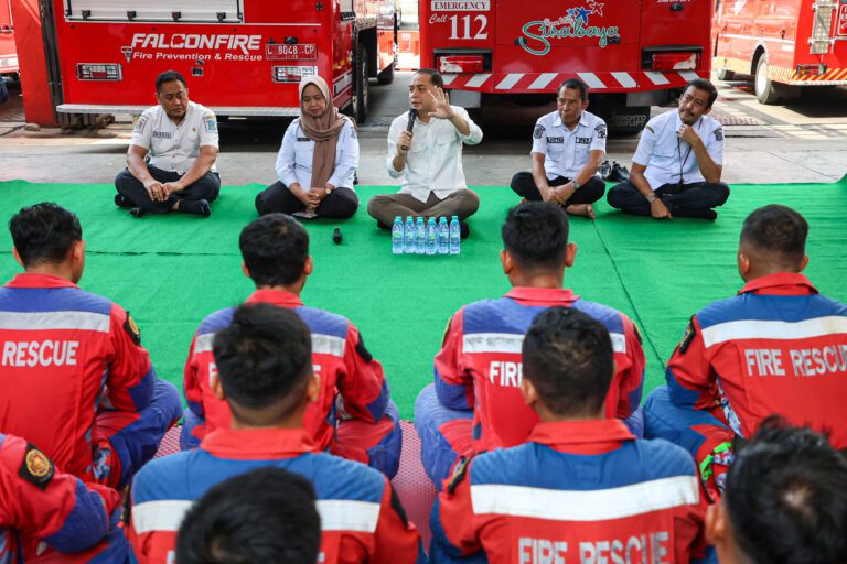 Kunjungi DPKP Surabaya, Wali Kota Eri Apresiasi Pahlawan Kemanusiaan dalam Misi Penyelamatan Santri Al-Khoziny
