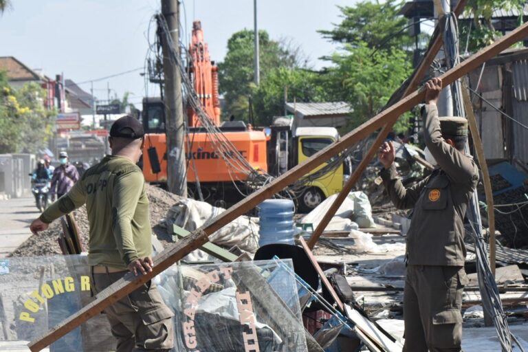 Antisipasi Banjir, Satpol PP Surabaya Bongkar 11 Bangunan Liar di Sempadan Saluran Kebonagung