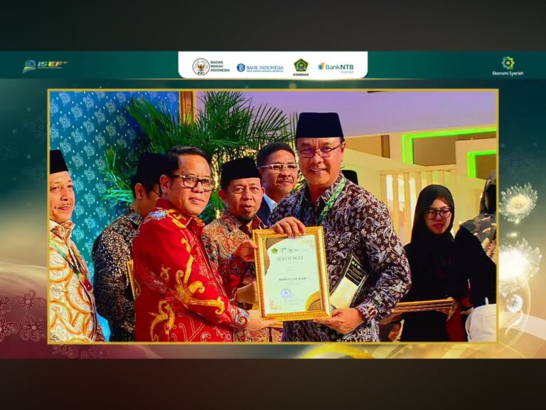 Gerakan Wakaf Uang Surabaya Catat Rekor Tertinggi, Wali Kota Eri Cahyadi Raih Penghargaan Agregator