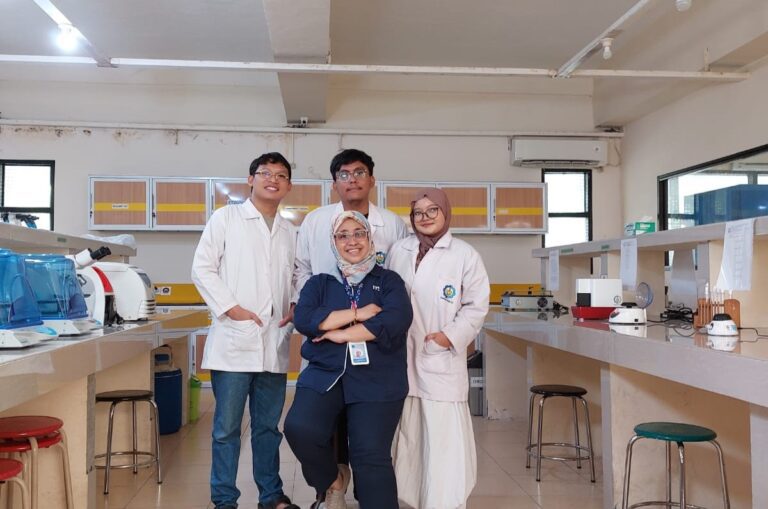 Profesor ITS Teliti Bakteri Mangrove Pendegradasi Limbah Plastik