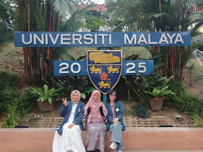 Riset Sambil PKL, Dini Raih Kesempatan Magang di Universitas Malaya, Malaysia