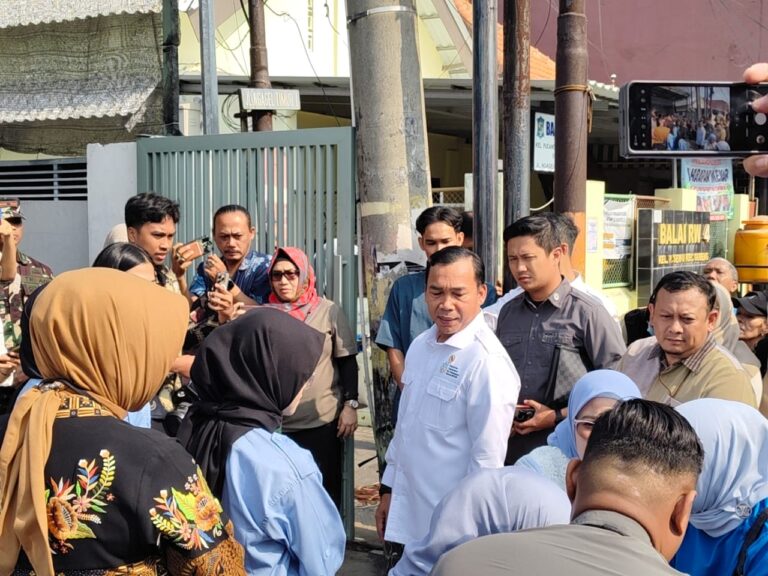 Tingkatkan Gizi Keluarga Dan Semangat Lini Lapangan,  Menteri Wihaji Kunjungi Kota Surabaya