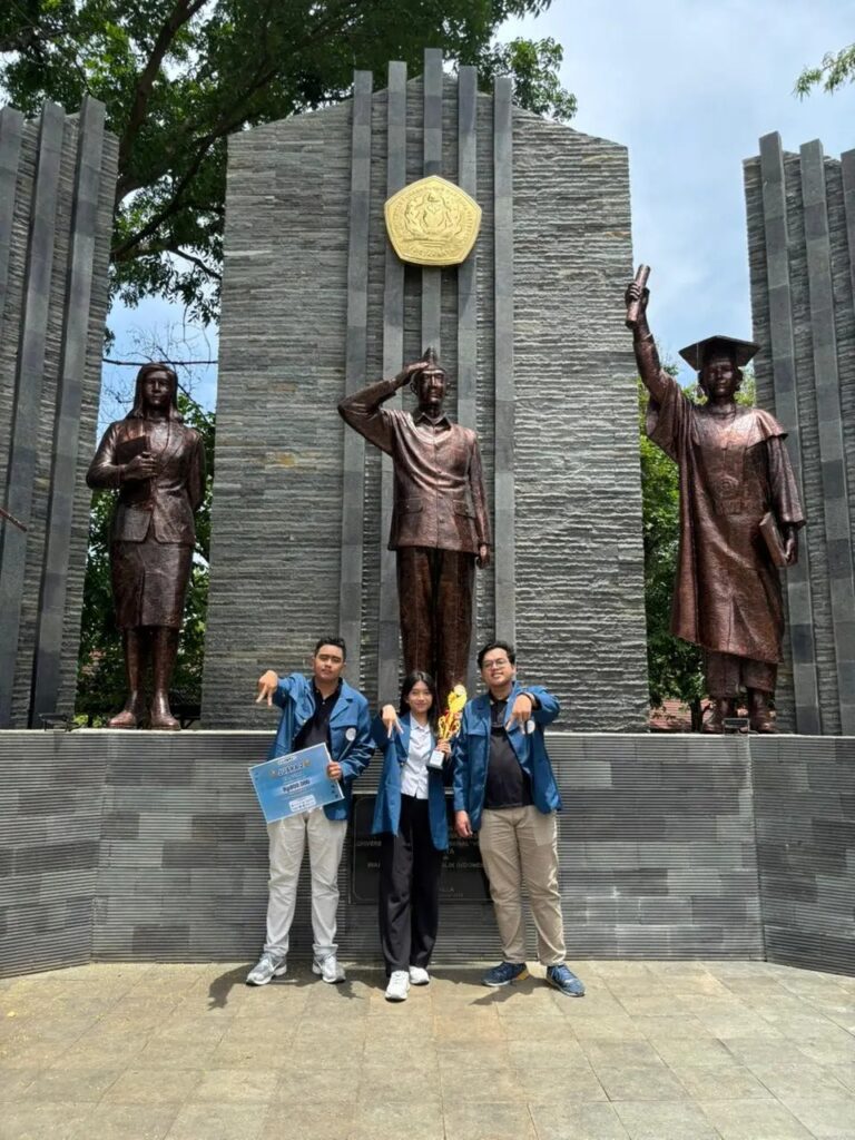 Angkat Isu Rendahnya Ekonomi Desa, Mahasiswa UNAIR Raih Juara 2 Nasional