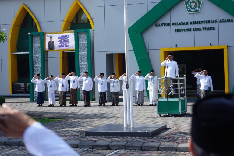 Kemenag Jatim Gelar Apel Hari Santri 2025, Refleksi Perjuangan Ulama dan Santri Bangun Bangsa