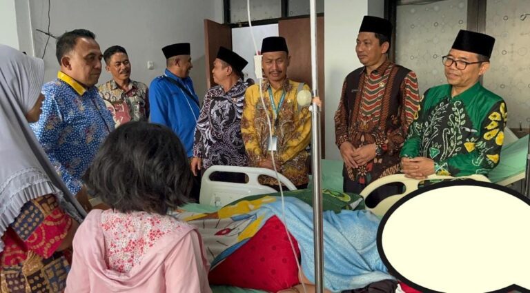 Tinjau Langsung, Kemenag Sampaikan Belasungkawa dan Serahkan Bantuan atas Musibah di Ponpes Syekh Abdul Qodir Jaelani Ra Besuki