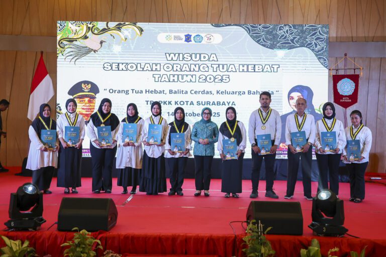 Pemkot Surabaya Gelar Wisuda SOTH, 800 Warga Lulus Jadi Orang Tua Inspiratif