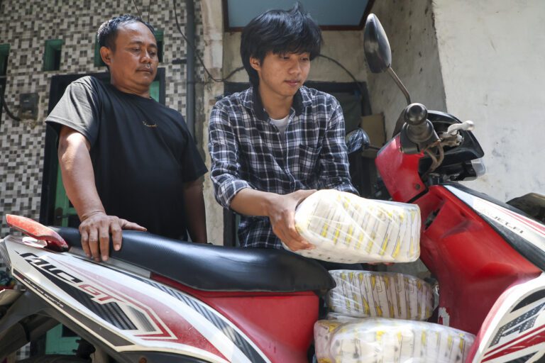 Lolos Beasiswa Pemuda Tangguh: Kisah Ibra, Mahasiswa Unesa Ber-IPK 3,78 dari Morokrembangan yang Kini Bebas Biaya Kuliah