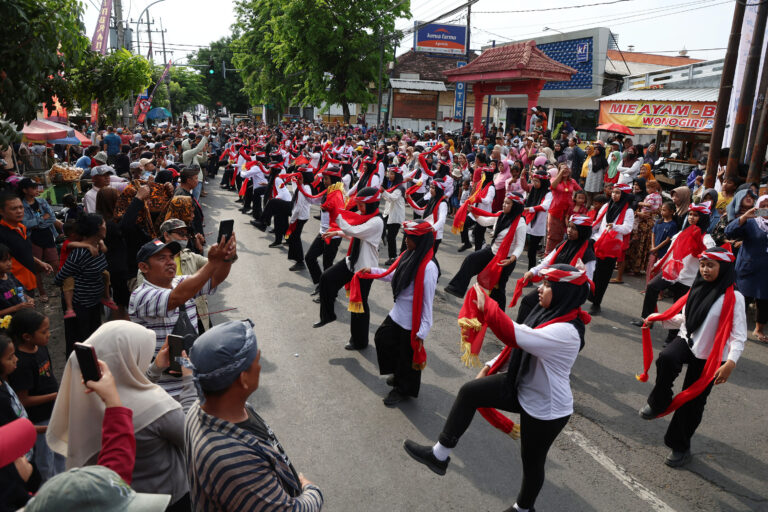 Sembrani Bumi Nusantara 2025, 1.000 Pelajar Surabaya Tampil dalam Tari Remo Massal
