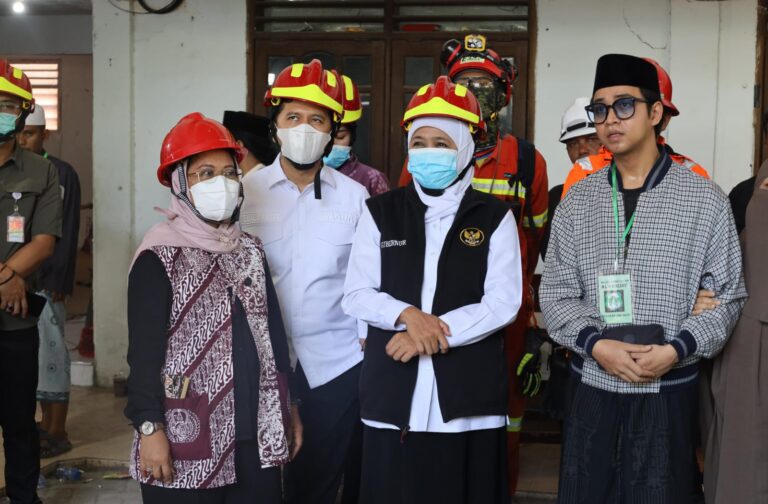 Gubernur Jatim dan Menteri PPPA Tinjau Evakuasi Korban Runtuhnya Bangunan Ponpes Al Khoziny Sidoarjo: Dukungan Logistik, Layanan Medis hingga Pendampingan Psikososial terus Diberikan